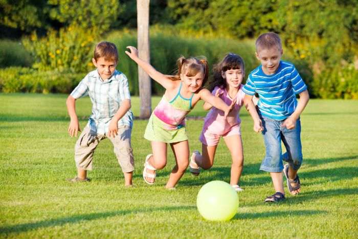 ילדים אוהבים לשחק בחוץ - פעילויות לילדים